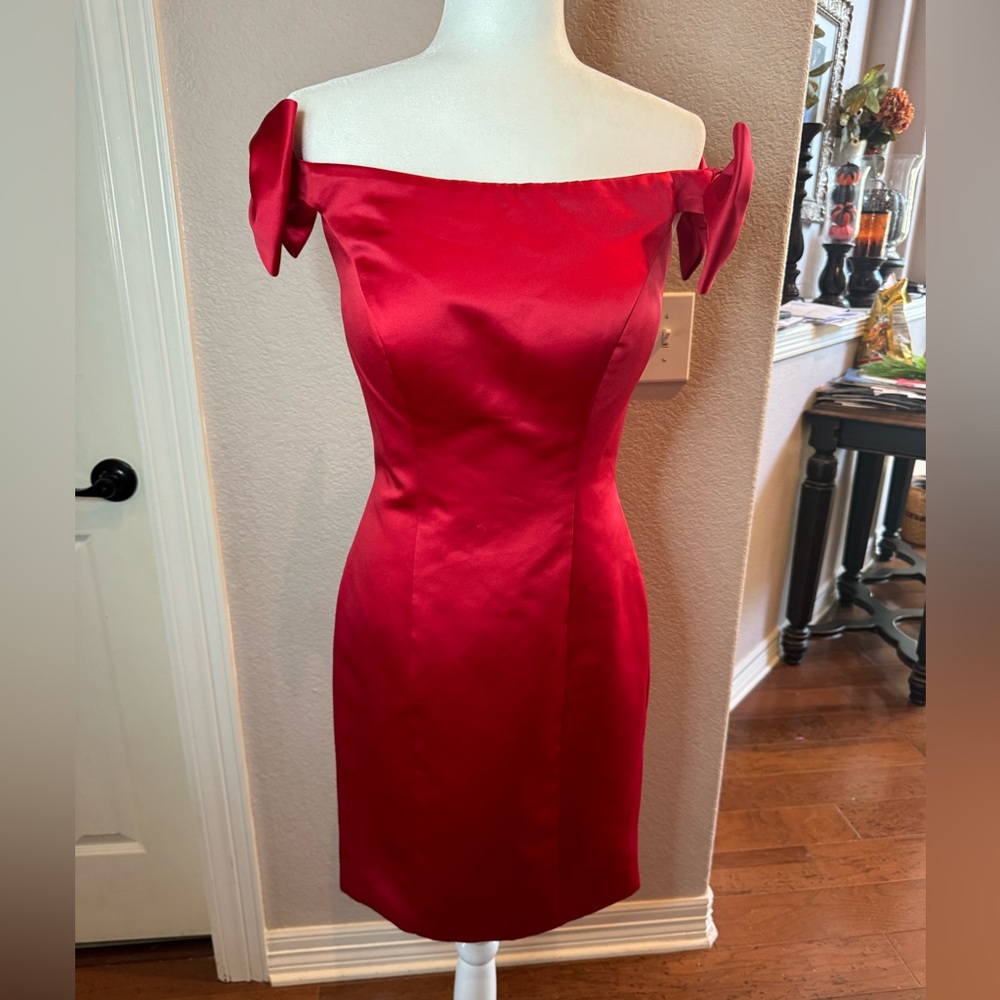 Ashley Lauren Size 4 red satin sheath dress with bows